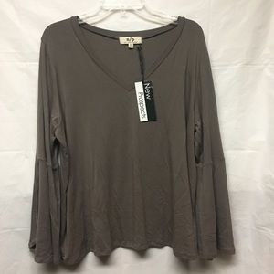 NWT New Prospects Vneck Tulip Sleeve Top - OS